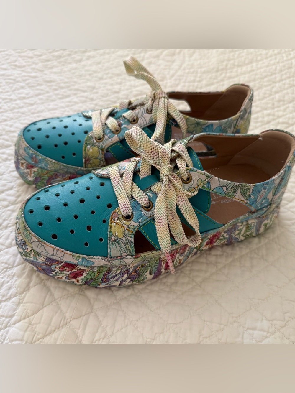 Spring Step L'Artiste Women's BODES with sparkles.